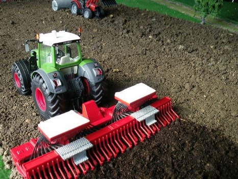 ../Images/witomo 1 Gras saehen walzen.jpg